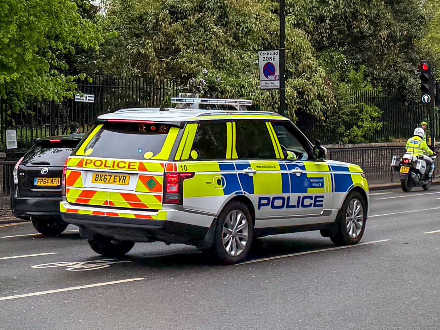 A Metropolitan Police Special Escort Group Range Rover on a London street